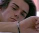 Gepffrey regarde le bracelet que lui a offert Marie a veille dans Secret Story 5