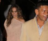 Jennifer Lopez se rend au restaurant avec des amis à Miami, le 16 septembre 2011