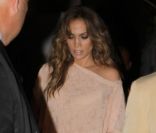 Jennifer Lopez se rend au restaurant avec des amis à Miami, le 16 septembre 2011
