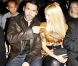 Claudia Schiffer, rayonnante, s'amuse comme une folle avec un ami très blagueur