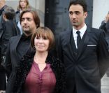 Danièle Evenou et ses fils Jean-Baptiste Martin et Frédéric Martin à l'enterrement de Georges Fillioud au cimetière du Père Lachaise, à Paris le 21 septembre 2011