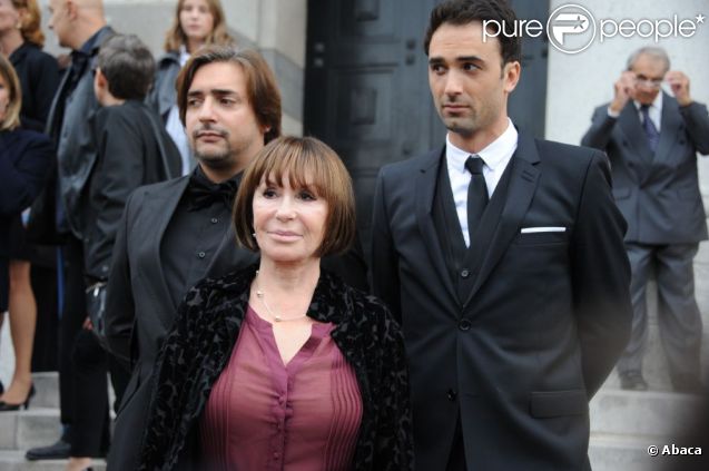 Danièle Evenou et ses fils Jean-Baptiste Martin et Frédéric Martin à l'enterrement de Georges Fillioud au cimetière du Père Lachaise, à Paris le 21 septembre 2011