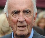 André Rousselet à l'enterrement de Georges Fillioud au cimetière du Père Lachaise, à Paris le 21 septembre 2011
