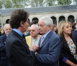 Jack Lang et Yvan Levai à l'enterrement de Georges Fillioud au cimetière du Père Lachaise, à Paris le 21 septembre 2011