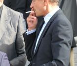 Bertrand Delanoë qui fume à l'enterrement de Georges Fillioud au Père-Lachaise à Paris le 21 septembre 2011