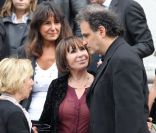 Danièle Evenou et Raphaël Mezrahi à l'enterrement de Georges Fillioud au Père-Lachaise à Paris le 21 septembre 2011