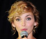 Claire Keim a chanté lors des cinquièmes Trophées du tourisme responsable au Parc des Expositions de Versailles, le 21 septembre 2011<br />