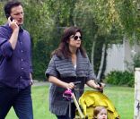 Tiffani Thiessen avec son mari Brady Smith et sa fille Harper, le 17 septembre 2011