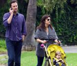 Tiffani Thiessen avec son mari Brady Smith et sa fille Harper, le 17 septembre 2011