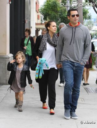 Jessica Alba, son époux Cash Warren et leur fille Honor lors d'une balade dans les rues de Los Angeles. Le samedi 24 septembre 2011