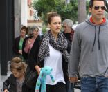 Jessica Alba, son époux Cash Warren et leur fille Honor lors d'une balade dans les rues de Los Angeles. Le samedi 24 septembre 2011