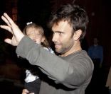 Alessandra Ambrosio, Jamie Mazur et leur petite Anja à Los Angeles à la sortie d'un restaurant le 25 septembre 2011 