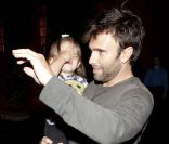 Alessandra Ambrosio, Jamie Mazur et leur petite Anja à Los Angeles à la sortie d'un restaurant le 25 septembre 2011 