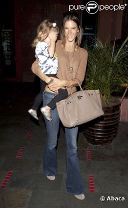 Alessandra Ambrosio, Jamie Mazur et leur petite Anja à Los Angeles à la sortie d'un restaurant le 25 septembre 2011 