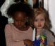 Angelina Jolie quitte la maison de Gwen Stefani après avoir passé l'après-midi avec leurs enfants le 26 septembre 2011 ; Shiloh a le visage barbouillé de maquillage, derrière elle, Zahara et Vivienne repartent avec des cadeaux