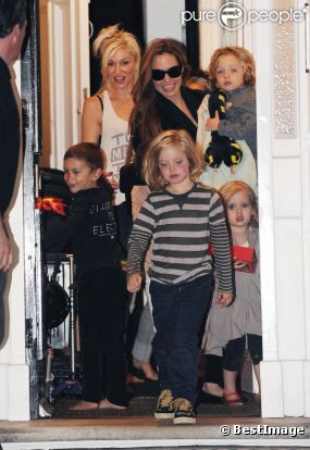 Angelina Jolie, avec ses enfants Knox, Vivienne, Zahara et Shiloh, quitte l'appartement de Gwen Stefani après avoir passé l'après-midi ensemble le 26 septembre 2011, aux côtés de Kingston et Zuma, les garçons de la chanteuse