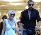 Lindsay Lohan s'affiche ouvertement main dans la main avec le créateur Philipp Plein lors d'une séance shopping à Milan. Le 26 septembre 2011