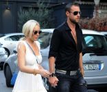 Lindsay Lohan s'affiche ouvertement main dans la main avec le créateur Philipp Plein lors d'une séance shopping à Milan. Le 26 septembre 2011