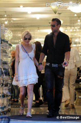 Lindsay Lohan s'affiche ouvertement main dans la main avec le créateur Philipp Plein lors d'une séance shopping à Milan. Le 26 septembre 2011