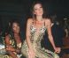 Carla Bruni n'a rien à envier à la panthère des podiums ! La belle moule ici sa silhouette dans une combinaison très "savage" et sexy bien sûr. 4 juin 1992 