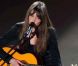 Carla Bruni est une chanteuse bohème qui adopte un look très sobre. Tout en noir, la chanteuse se concentre sur son art et non plus sur son apparence. Paris, 3 février 2006 