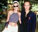 Même en ville, Carla Bruni joue la carte du sexy ! Accompagnée de Vincent Perez, la star des podiums dévoile son ventre avec un mini-top à rayures assorti à un pantalon blanc. Cannes, 1 mai 1994 