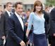 Main dans la main avec son mari, Carla Bruni-Sarkozy est élégante mais très sobre avec un gilet bleu clair assorti à une jupe droite bleu foncé. New York, 22 septembre 2008 
