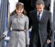 Carla Bruni-Sarkozy est de presque tous les déplacements officiels avec le président de la République. L'ancien top model adapte sa tenue vestimentaire en fonction de la destination... Petit chapeau et manteau en laine classique pour rendre visite à la reine d'Angleterre ! Londres, 26 mars 2008 