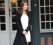 Carla Bruni-Sarkozy est enceinte ! La première dame de France choisit des tenues simples mais toujours élégantes comme cette robe courte blanche trapèze assortie à une ravissante veste noire. Deauville, 26 mai 2011 