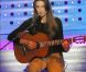 Lorsque Carla Bruni pousse la chansonnette avec sa guitare, son look ne compte plus. L'artiste opte pour un pantalon camel et un top noir... Rien de plus simple ! 7 mars 2003 