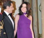 Pour son premier dîner officiel à l\'Élysée, Carla Bruni-Sarkozy opte  pour une sublime robe asymétrique violette qui met en valeur sa  silhouette longiligne. Paris, 10 mars 2008<br />