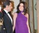 Pour son premier dîner officiel à l'Élysée, Carla Bruni-Sarkozy opte  pour une sublime robe asymétrique violette qui met en valeur sa  silhouette longiligne. Paris, 10 mars 2008 