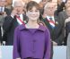 Carla Bruni-Sarkozy adore le violet et le prouve avec de nombreuses tenues de cette couleur. Dans ce tailleur très années 60, la première dame de France a tout d'une Jackie Kennedy des temps modernes. Paris, 14 juillet 2008 