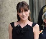 Depuis 2008, Carla Bruni porte le nom du président de la République. Madame  Sarkozy est devenue l\'ambassadrice du chic à la française grâce à ses élégantes tenues de grand couturier. Paris, 13 juillet 2010