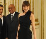 Carla Bruni-Sarkozy apporte une touche de modernité et d\'audace à l\'Élysée. Elle porte à merveille les collants fantaisie avec une ravissante robe asymétrique et cintrée. Paris, 2 mars 2011<br />