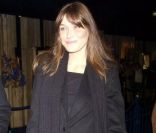 Après sa longue période en tant que mannequin, Carla Bruni opte pour des looks discrets comme ici, un simple tailleur noir... Un peu fade ! Paris, 21 octobre 2002