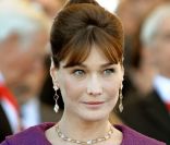 Carla Bruni-Sarkozy adore le violet et le prouve avec de nombreuses  tenues de cette couleur. Dans ce tailleur très années 60, la Première  dame de France a tout d\'une Jackie Kennedy des temps modernes. Paris, 14  juillet 2008
