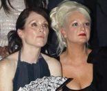 Julianne Moore et sa soeur lors du défilé Lanvin à Paris le 30 septembre 2011 pour les collections prêt-à-porter Printemps/été 2012