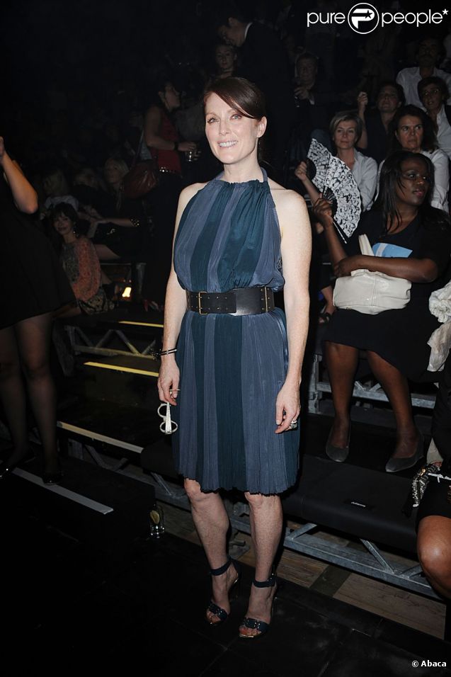 Julianne Moore lors de son arrivée au défilé Lanvin à Paris le 30 septembre