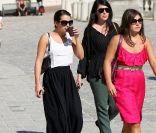 Lea Michele est ses amies se promènent aux abords du château de Versailles,  en France, samedi 1er octobre 2011.