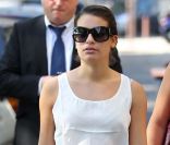 Lea Michele se promène aux abords du château de Versailles,  en France, samedi 1er octobre 2011.