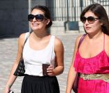 Lea Michele est ses amies se promènent aux abords du château de Versailles,  en France, samedi 1er octobre 2011.