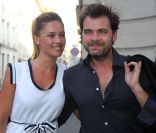 Lilou Fogli et Clovis Cornillac en arrivant à la soirée de lancement de la collection Signature de Tod\'s. A l\'Ambassade d\'Italie à Paris, le 2 octobre 2011