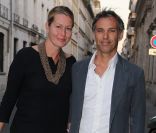 Paul et Luana Belmondo (avec un Shopping Bag Tod\'s) en arrivant à la soirée de lancement de la collection Signature de Tod\'s. A l\'Ambassade d\'Italie à Paris, le 2 octobre 2011
