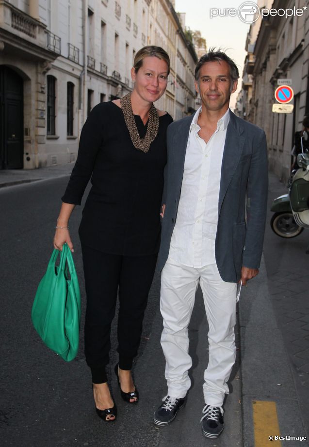 Paul et Luana Belmondo (avec un Shopping Bag Tod's) en arrivant à la soirée de lancement de la collection Signature de Tod's. A l'Ambassade d'Italie à Paris, le 2 octobre 2011
