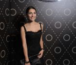 Caterina Murino avec une pochette Signature grand format vernis noir à l'ambassade d'Italie à Paris pour le lancement de la collection Signature de Tod's, le 2 octobre 2011