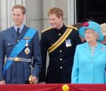 Le prince William et le prince Harry avec leur grand-mère la reine Elizabeth II le 13 juin 2009. 