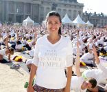 Adeline Blondieau lors de la White Yoga Session, au Champ de Mars, à Paris. 2 octobre 2011<br />