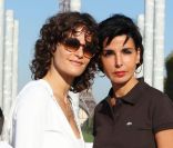 Elena Brower et Rachida Dati posent ensemble lors de la White Yoga Session, au Champ de Mars, à Paris. 2 octobre 2011<br />