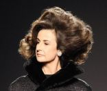 Dans un personnage connu de ses fans, Valérie Lemercier défile pour Jean-Paul Gaultier à la Fashion Week de Paris, le 5 mars 2011